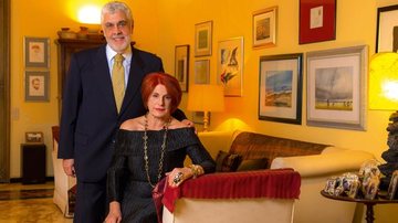 O casal em sua residência em Milão, na Itália, com a coleção de bengalas de Luiz Henrique ao fundo; - Martin Gurfein