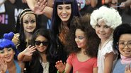Meninas caracterizadas como Katy Perry em seus clipes acompanham a cantora - Getty Images