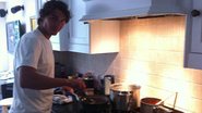 Rafael Nadal prepara seu próprio almoço em Londres, na Inglaterra - Reprodução/Facebook