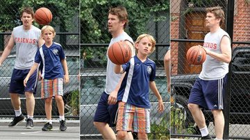 Ethan Hawke joga basquete com o filho Levon Roan em parque de Nova York, nos Estados Unidos - Splash News splashnews.com