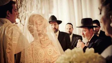 No casamento judaico a noiva mantém o rosto coberto pelo véu por quase toda a cerimônia; assim, simbolicamente, o casal assume que não se casa apenas com a beleza que pode ser vista, mas também com aquilo que é invisível aos olhos - IRIT FOTOGRAFIA