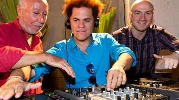 Romero Britto ao lado dos DJs Clemente e Igor Cunha - Divulgação