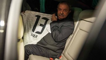 Lula exibe sua camisa do Corinthians - Samuel Chaves