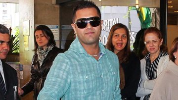 Thiago chega ao hospital para buscar Pedro Leonardo - Manuela Scarpa/Foto Rio News
