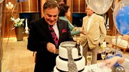 Ronnie Von ganha bolo surpresa em comemoração aos seus 68 anos - Sérgio Barzaghi/ Gazeta Press/Divulgação