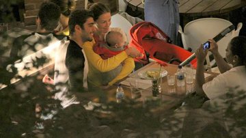 Família reunida: Luana Piovani com o marido Pedro Scooby e Dom, primeiro filho do casal - Daniel Delmiro/ AgNews
