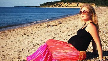 Angélica relaxa na praia durante férias em família - Reprodução / Instagram