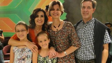 Fátima Bernardes com a irmã, o cunhado e as sobrinhas - Divulgação/ Rede Globo