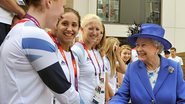Elizabeth II cumprimenta atletas no parque aquático do centro olímpico de Londres - Getty Images