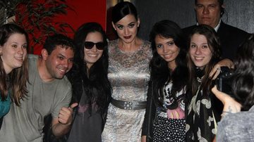 Katy Perry posa com fãs na entrada de restaurante no Rio de Janeiro - Gabriel Reis e Delson Silva/AgNews