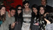 Katy Perry posa com fãs na entrada de restaurante no Rio de Janeiro - Gabriel Reis e Delson Silva/AgNews