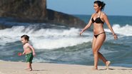 Daniele Suzuki curte dia de praia com o filho, Kauai - Delson Silva / AgNews