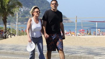 Acompanhada do marido, Marcelo Frisoni, a apresentadora do Mais Você caminha pelo Leblon, Rio. - Gil Rodrigues