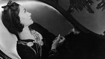 A estilista Coco Chanel em seu apartamento, em 1937 - Horst P. Horst/Divulgação
