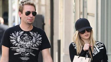 Avril Lavigne e noivo Chad Kroeger clicados em Paris, na França - Grosby Group