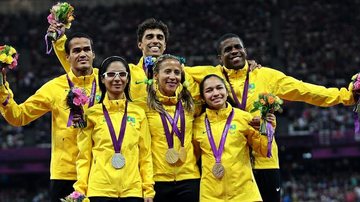 Atletas e seus guias comemoram o pódio triplo dos 100m T11 - Patrícia Santos/CPB