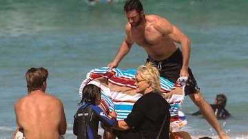 Hugh Jackman curte praia australiana ao lado da família - The Grosby Group