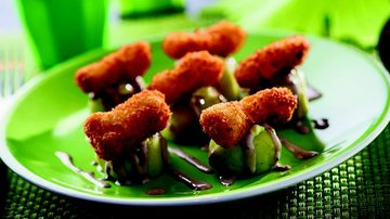 Bolinho verde com peixinho frito do Shrek - “As causas — um prato típico do Peru — são ótimas porque as crianças podem comer com a mão. Quando as recebemos aqui no restaurante, essa é a nossa sugestão. Elas fazem uma bagunça só!” - Fotos: Martin Gurfein; Produção de objetos: Carina Paoletti