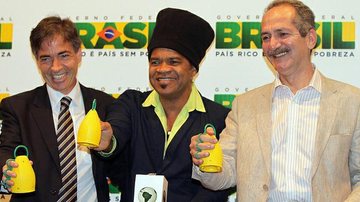 Carlinhos Brown com a caxirola, entre o secretário executivo Luis Fernandes e o ministro do Esporte, Aldo Rebelo - Divulgação/ Ministério do Esporte