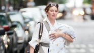 Uma Thurman carrega a filha recém-nascida no colo - Grosby Group