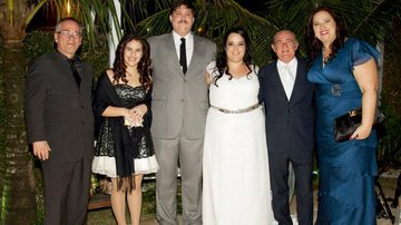 O clã Aragão: Paulo, pai da noiva, Lívian, Eronides e Marisa, e o casal Renato e Lilian na cerimônia carioca. - -