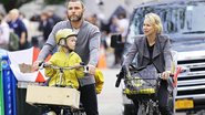 Naomi Watts passeia de bicicleta com o amado e os herdeiros por Nova York, Estados Unidos - Splash News splashnews.com