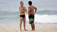 O ator curte a praia com o filho Diogo na mesma semana em que a morte de Max, seu personagem em Avenida Brasil, monopoliza as atenções. - Marcos Ferreira/Rio News