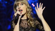 Taylor Swift optou pela ousada combinação de cachos e franja - Getty Images