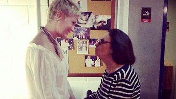 Xuxa conversa com Laura Cardoso em seu camarim - Reprodução / Instagram