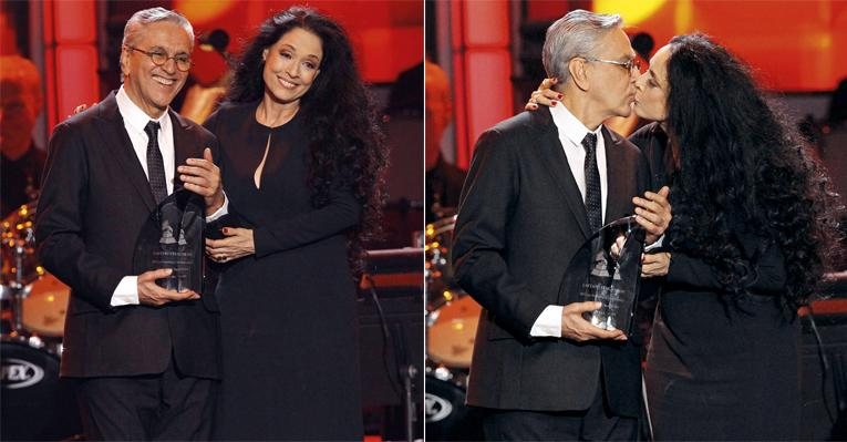 Namorada de Caetano no fim dos anos 1970, Sonia entrega ao astro troféu da Academia Latina de Gravação. - Reuters