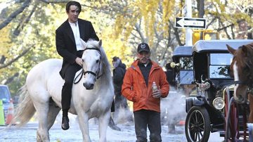 Colin Farrell filma em cima de um belo cavalo branco pelas ruas de Nova York, Estados Unidos - The Grosby Group
