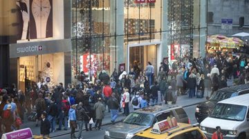 Em Nova York, as pessoas fazem filas nas calçadas da famosa Quinta Avenida para aproveitar as liquidações da Black Friday - Getty Images