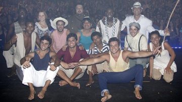 Os irmãos Bruno Gissoni e Felipe Simas estrelam a peça Barco de Papel no FITA - Felipe Assumpção / AgNews