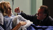 Otávio diz que ama Charlô na cama do hospital - TV Globo