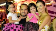Luciano Camargo e Flávia levam as gêmeas Isabella e Helena ao circo - Fábio Guinalz/Foto Rio News