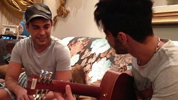 Zezé Di Camargo e Gusttavo Lima: noite produtiva de música - Reprodução / Instagram