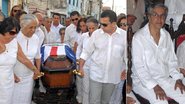 Com os irmãos, Maria Bethânia ajuda a levar o caixão da mãe, Dona Canô. Caetano se emociona na missa - Romildo de Jesus/FotoRioNews