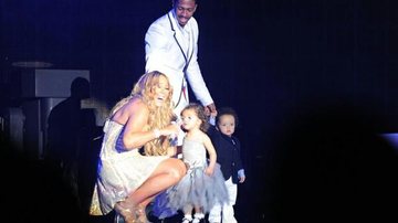 Mariah Carey com o marido, Nick Cannon, e os filhos gêmeos, Monroe e Moroccan - Reprodução / Facebook
