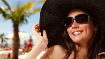 Na praia ou na piscina, além do sol, a água do mar e o cloro podem prejudicar a saúde da pele. Para aproveitar o verão, além do protetor solar, tenha sempre em mãos um óculos de sol e um chapéu - Shutterstock