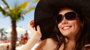 Na praia ou na piscina, além do sol, a água do mar e o cloro podem prejudicar a saúde da pele. Para aproveitar o verão, além do protetor solar, tenha sempre em mãos um óculos de sol e um chapéu - Shutterstock