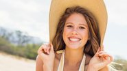 Quando estiver na praia ou aproveitando uma piscina, lembre-se de usar chapéu para impedir o contato direto do sol com o couro cabeludo - Shutterstock