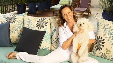 Regina Volpato e sua cachorrinha Tina - Lailson Santos