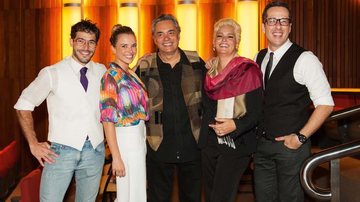 Pedro Henrique Moutinho, Nathália Rodrigues, José Rubens Chachá e Suzy Rêgo celebram com o diretor Otávio Martins. - Samuel Chaves