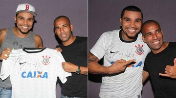 Naldo ganha camisa do Corinthians autografada de Emerson Sheik - Thiago Duran/AgNews