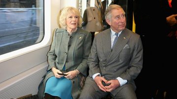 Príncipe Charles e Camilla Parker-Bowles andam de metrô em Londres - Getty Images