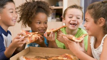 Cuidado com alimentos gordurosos no verão. Pizza é permitida, mas com moderação - Shutterstock