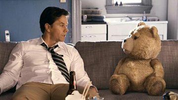 Mark Wahlberg e o ursinho Ted - Divulgação
