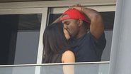 Kim e Kanye se beijam em varanda de hotel, no Rio - Gabriel Reis e Delson Silva /AgNews