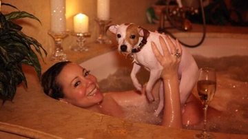 Mariah Carey toma banho com seu cachorrinho de estimação - Reprodução / Twitter