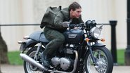 Tom Cruise acelera moto para realizar cenas de filme em Londres, Inglaterra - Splash News splashnews.com
